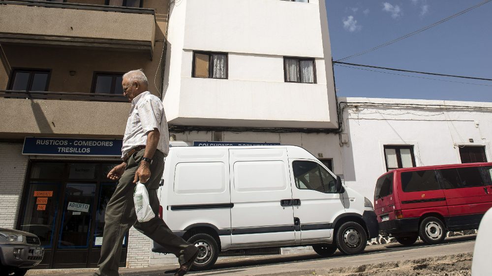 Edificio de la calle Juan Negrín de Arrecife, Lanzarote, donde una mujer española, conversa al Islam, ha sido detenida acusada de radicalizar y reclutar niñas y adolescentes.