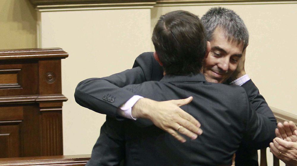 El candidato de Coalición Canaria (CC) Fernando Clavijo (c) recibe la felicitación de Javier Ortiz.