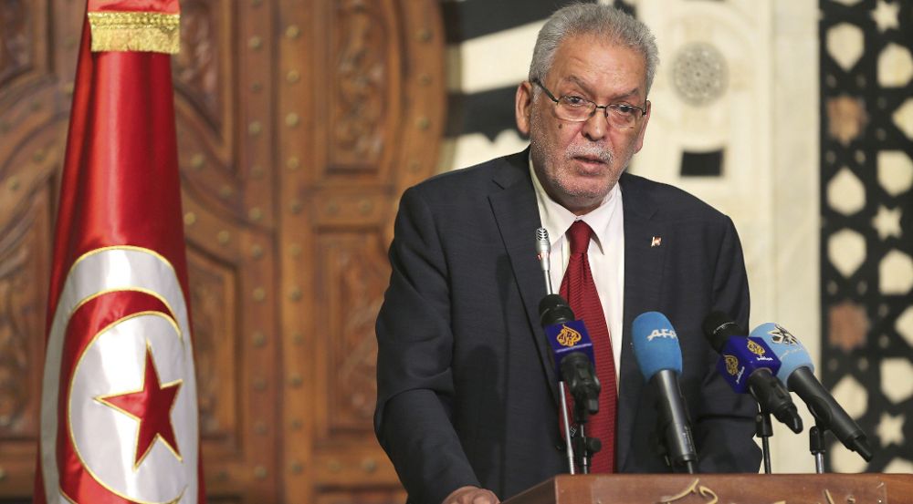 El ministro tunecino de Relaciones Institucionales y Sociedad civil, Kamel Yendubi, reveló hoy que el asesino que mató a 38 turistas europeos en un hotel de la ciudad de Susa "no era un lobo solitario" si no que formaba parte de una red yihadista ya identificada. 