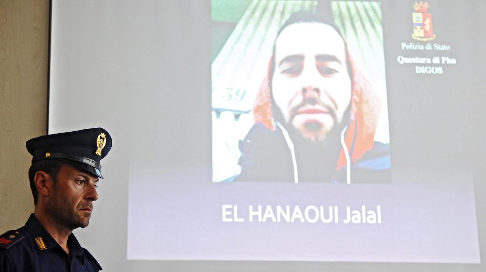 Un carabinieri junto a la proyección de la fotografía del marroquí Jalal El Hanaoui, acusado de apología del terrorismo y de hacer propaganda de la yihad a través de internet.