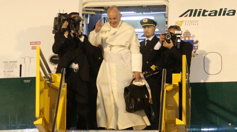 El papa Francisco se despide en el aeropuerto internacional Silvio Pettirossi de Asunción (Paraguay), durante su ultimo día de visita al país.