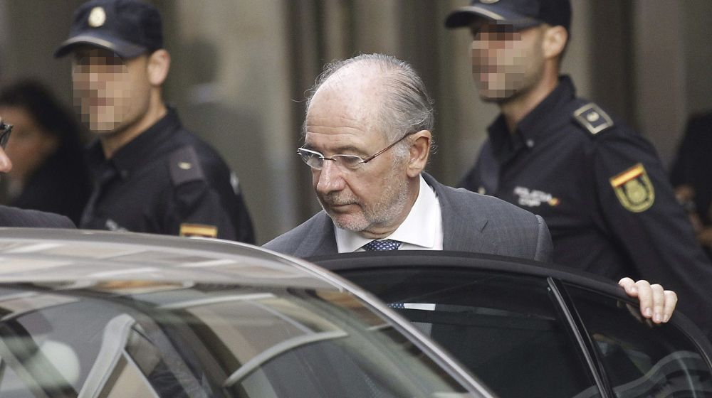 El expresidente de Bankia Rodrigo Rato entra en un coche a su salida de la Audiencia Nacional en una imagen de archivo.