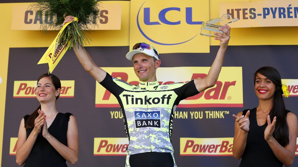 El ciclista polaco Rafal Majka, del equipo Tinkoff Saxo, celebra en el podio su victoria en la decimoprimera etapa de la 102º edición del Tour de Francia.