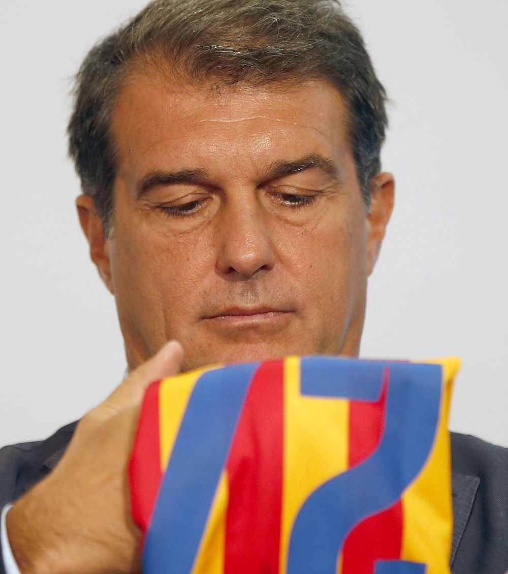 El candidato a la presidencia del FC Barcelona, Joan Laporta, con una camiseta alusiva a las elecciones catalanas del 27S.