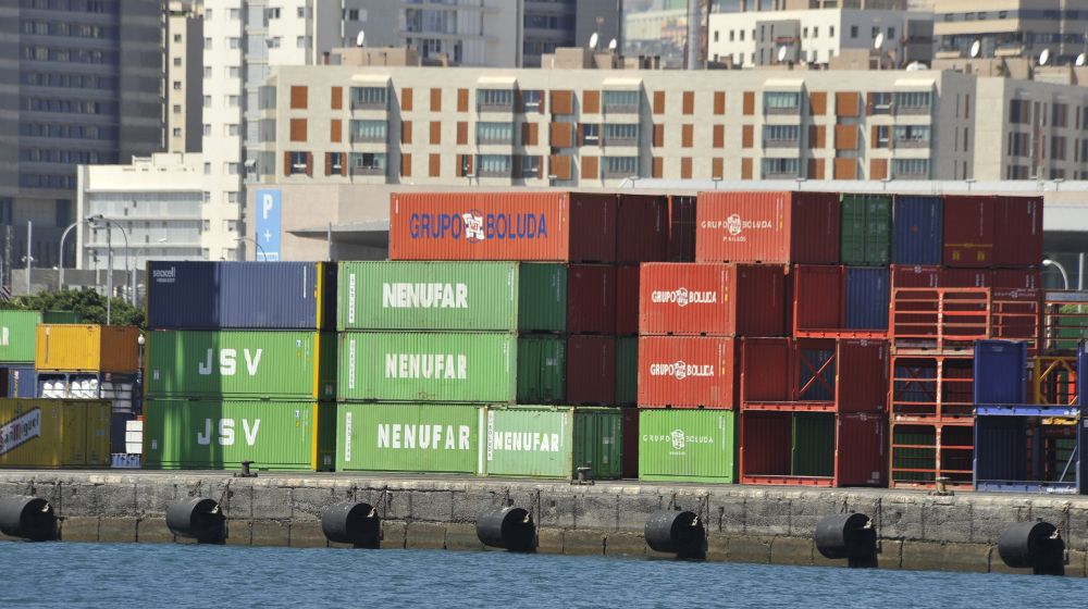 Canarias viene importando este año casi una cuarta parte menos que en 2014. En la imagen, contenedores en el puerto tinerfeño. M. EXPÓSITO