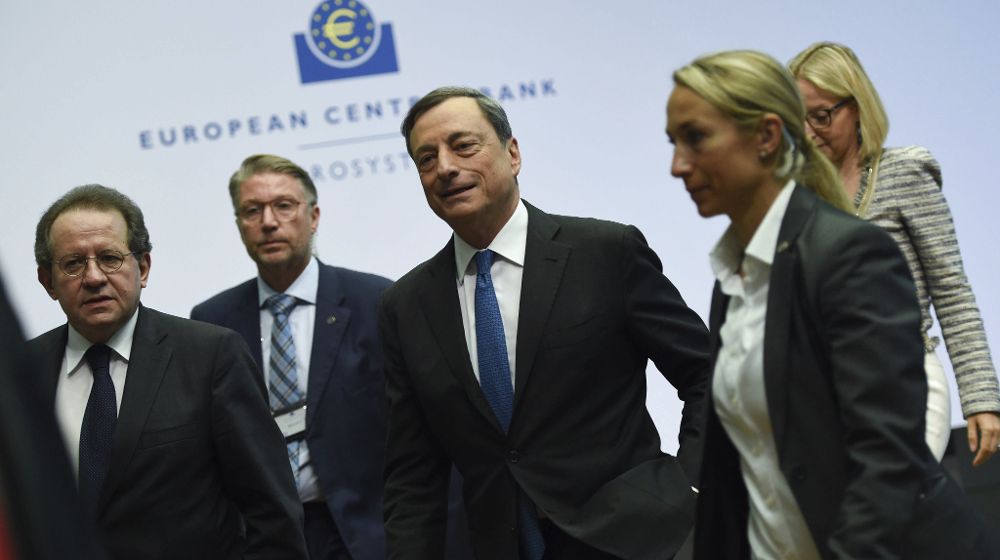El presidente del Banco Central Europeo (BCE), Mario Draghi (c), y su vicepresidente, Vitor Constancioda (i), tras una rueda de prensa después de la reunión del consejo de gobierno en Fráncfort.