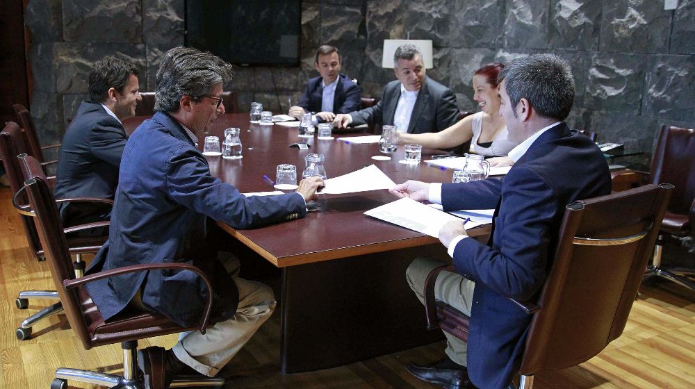 Un momento de la reunión entre el presidente y la vicepresidenta del Gobierno con responsables de La Caixa en Canarias.