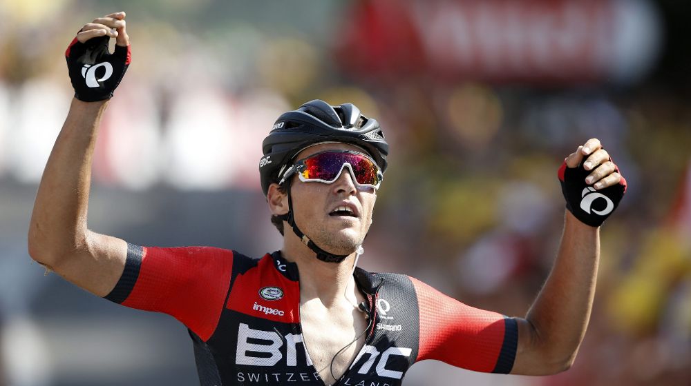 El ciclista belga Greg Van Avermaet, del equipo BMC Racing, celebra su victoria en la decimotercera etapa.