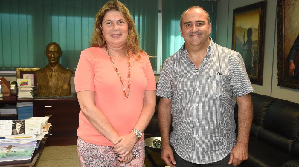 El alcalde de El Rosario, Escolástico Gil, posa con la directora y editora de EL DÍA, Mercedes Rodríguez.