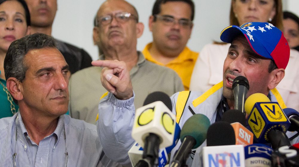 El dos veces candidato presidencial venezolano Henrique Capriles (d), junto al excalde venezolano destituido de su cargo, apresado en marzo del año pasado y liberado diez meses después, Vicenzo Scarano, el pasado viernes.