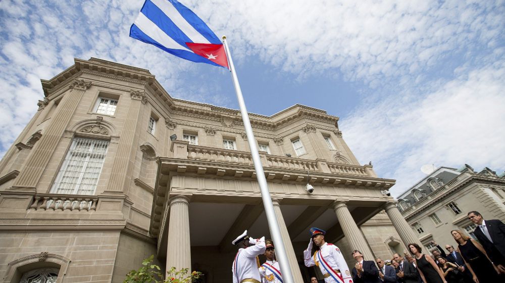El canciller cubano, Bruno Rodríguez (c-d) tras izar la bandera nacional en la que será la embajada del país en Washington, Estados Unidos hoy.