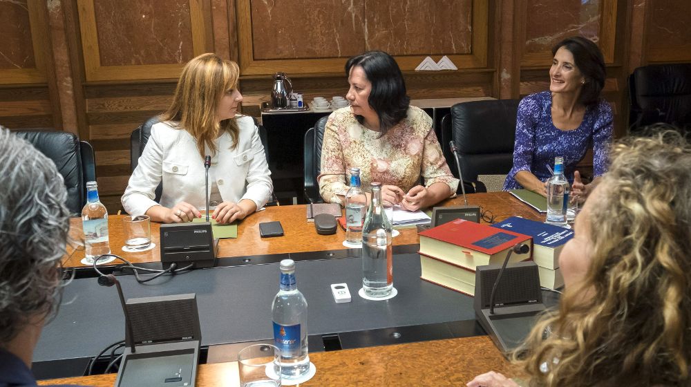 Las consejeras de Política Territorial, Cultura y de Educación, Nieves Lady Barreto (i), Soledad Monzón (c) y María Teresa Lorenzo (d), charlan momentos antes del comienzo del primer Consejo de Gobierno de la nueva legislatura.