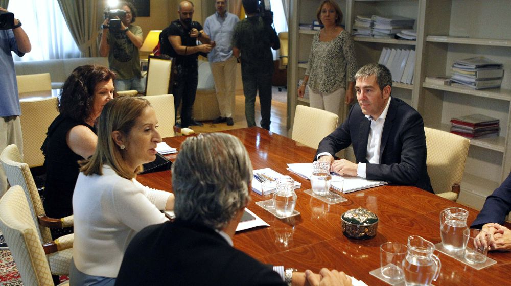 La ministra de Fomento, Ana Pastor (i), durante la reunión que ha mantenido hoy con el presidente del Gobierno de Canarias, Fernando Clavijo (d), en su primera visita a Madrid tras ser elegido presidente.