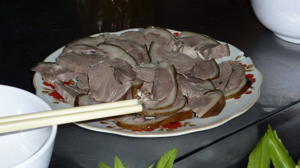 Fotografía de archivo de agosto de 2010 de un plato de carne de perro en un restaurante especializado en Ho Chi Minh, al sur de Vietnam.