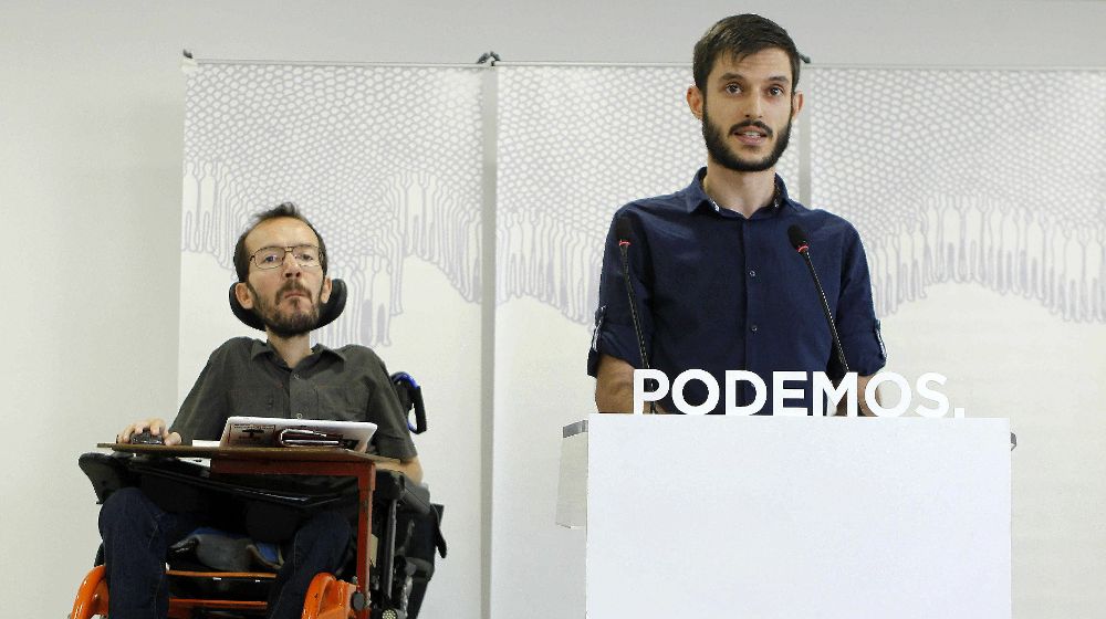 El presidente del Comité Electoral y secretario general en Aragón de Podemos, Pablo Echenique (i), y el responsable del Consejo Ciudadano estatal de Extensión, Miguel Bermejo, durante la rueda de prensa.