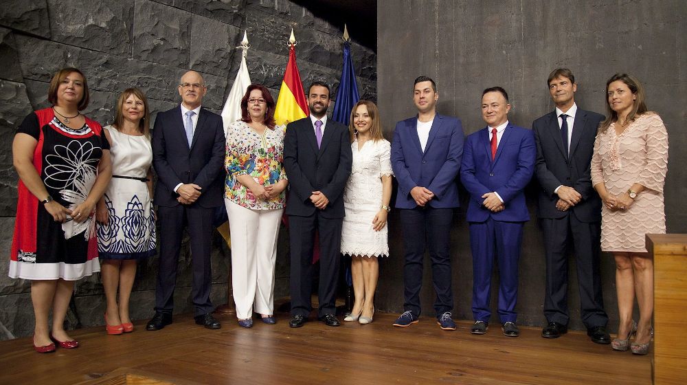 Lourdes Quesada (primera por la derecha) posa con el resto de altos cargos de la Consejería de Presidencia.