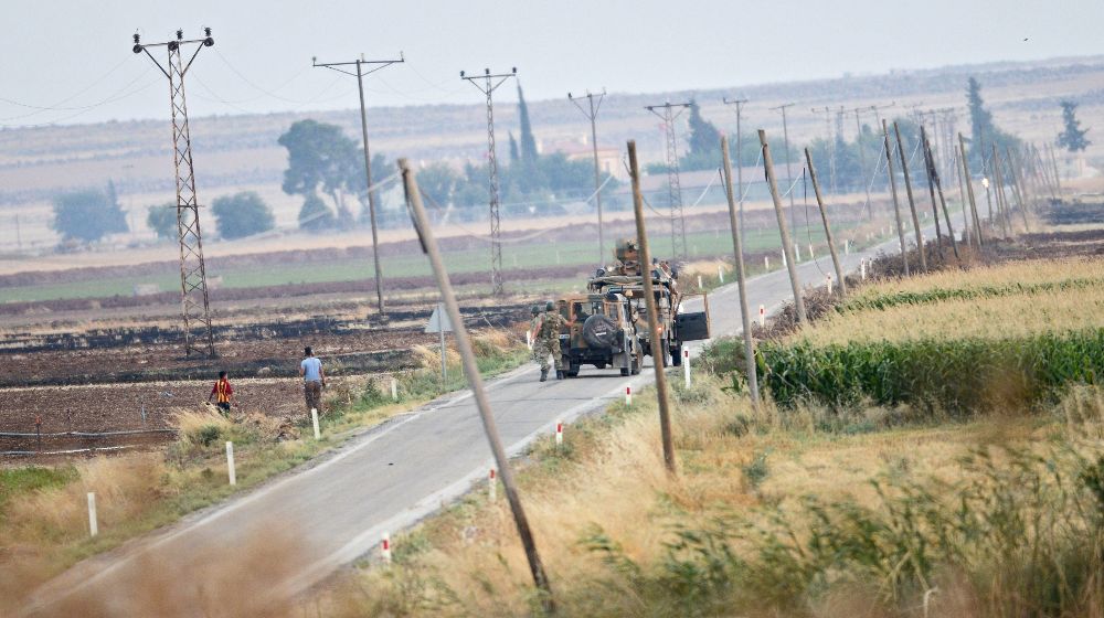 Un tanque turco patrulla a lo largo de la frontera con Siria cerca de la localidad de Kilis, en el sureste de Turquía.