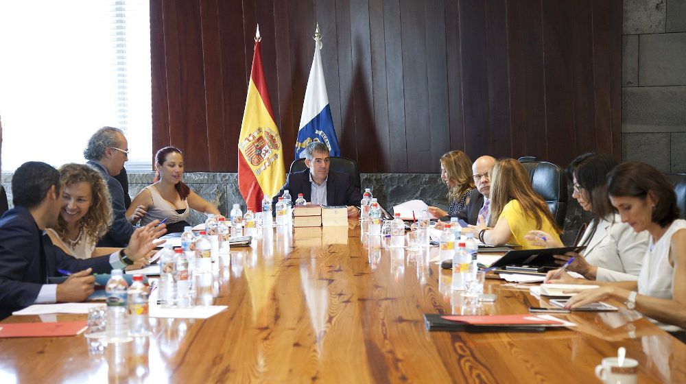 El presidente del Gobierno de Canarias, Fernando Clavijo (c), presidió hoy el Consejo de Gobierno del Ejecutivo canario celebrado esta mañana en Santa Cruz de Tenerife.