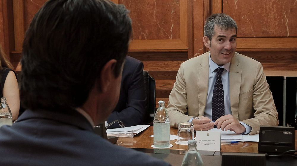 El presidente canario, Fernando Clavijo (d), bromea con el ministro de Industria, Energía y Turismo, Juan Manuel Soria (de espaldas), antes del comienzo de la cumbre bilateral Canarias-Estado.