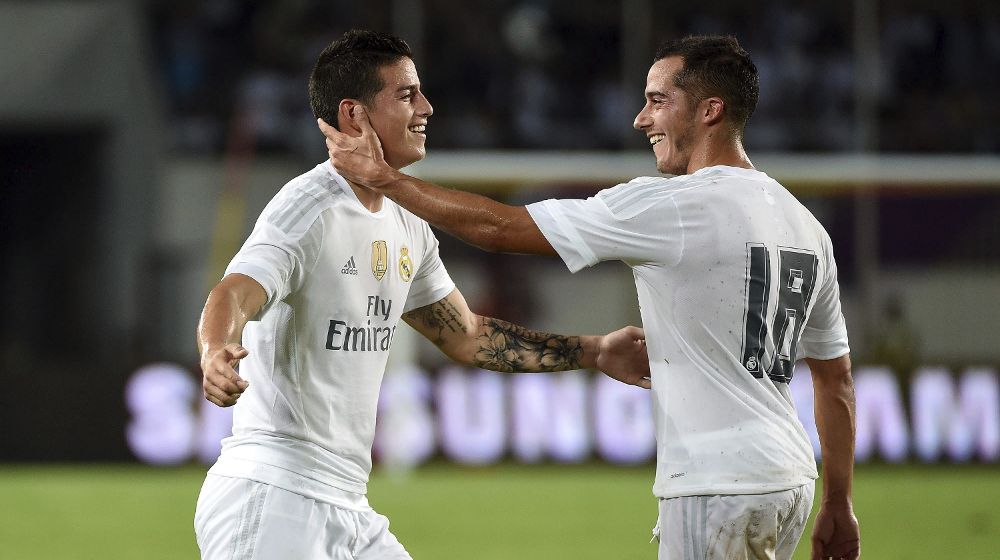 El centrocampista colombiano del Real Madrid, James Rodríguez (i) celebra con su compañero Lucas Vázquez su tanto.