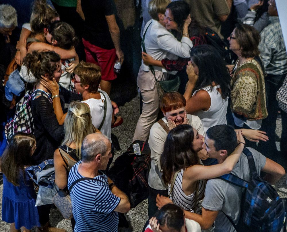 Familiares y amigos reciben hoy en el aeropuerto de Bilbao a 44 de los 53 jóvenes vascos que viajaban en el autobús que ayer tuvo un accidente en Lille (Francia).