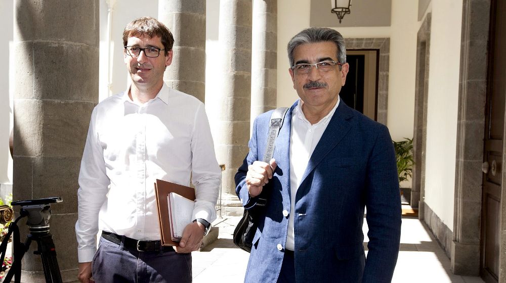 El presidente del Grupo parlamentario de Nueva Canarias, Román Rodríguez (d) y el portavoz del grupo socialista, Iñaki Álvaro Lavandera (i).