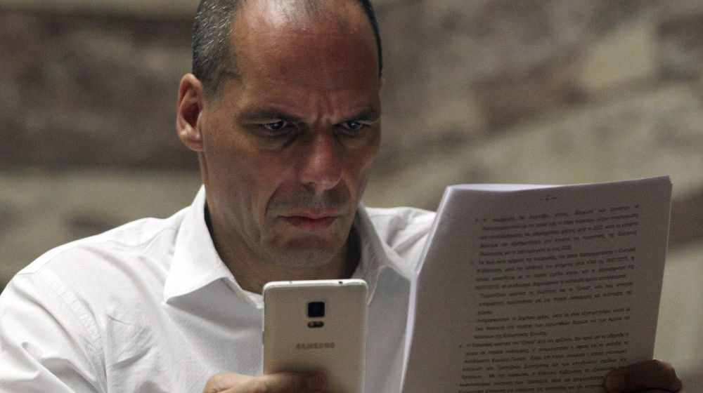 El exministro de Finanzas griego Yanis Varufakis lee el documento de la propuesta griega durante una reunión del grupo parlamentario de Zyriza en el Parlamento hoy, 10 de julio de 2015 en Atenas.