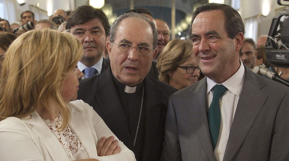El expresidente de Castilla-La Mancha José Bono (d) junto al arzobispo de Sevilla, Juan José Asenjo, y la eurodiputada socialista Elena Valenciano durante un acto en Andalucía.