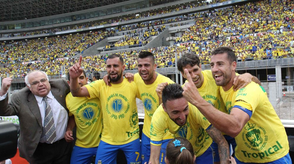 Los jugadores de la UD Las Palmas David Garcia (d), Juan Carlos Valerón, Momo, Aythami, Nauzet y Culio celebran el ascenso a la Primera División.