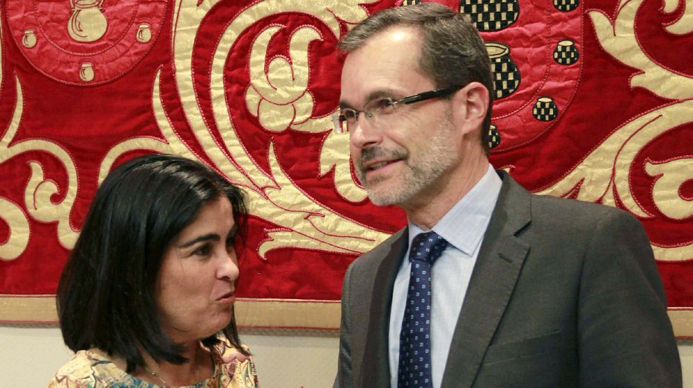 La presidenta del Parlamento de Canarias, Carolina Darias, charla con Marcial Morales.