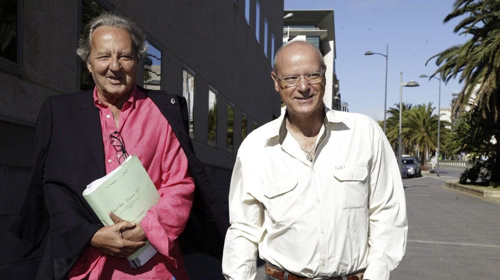 El periodista y productor de televisión, Francisco Padrón (d), acompañado por su abogado, Ángel Isidro Guimerá.
