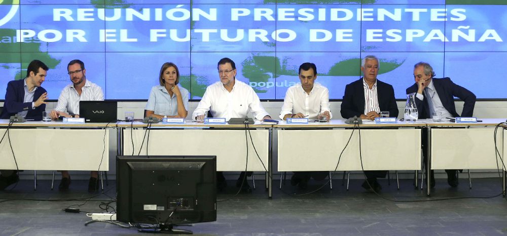 El presidente del Gobierno y del PP, Mariano Rajoy (c), presidió hoy en Madrid una reunión con los presidentes provinciales del PP.