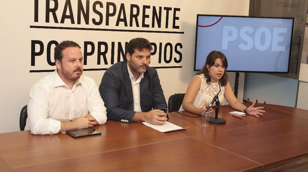 Los nuevos concejales flanquean a José Ángel Martín.