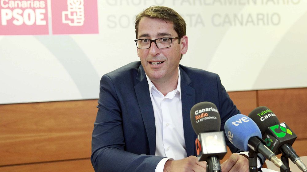 El portavoz del Grupo Parlamentario Socialista, Iñaki Lavandera, durante la rueda de prensa.