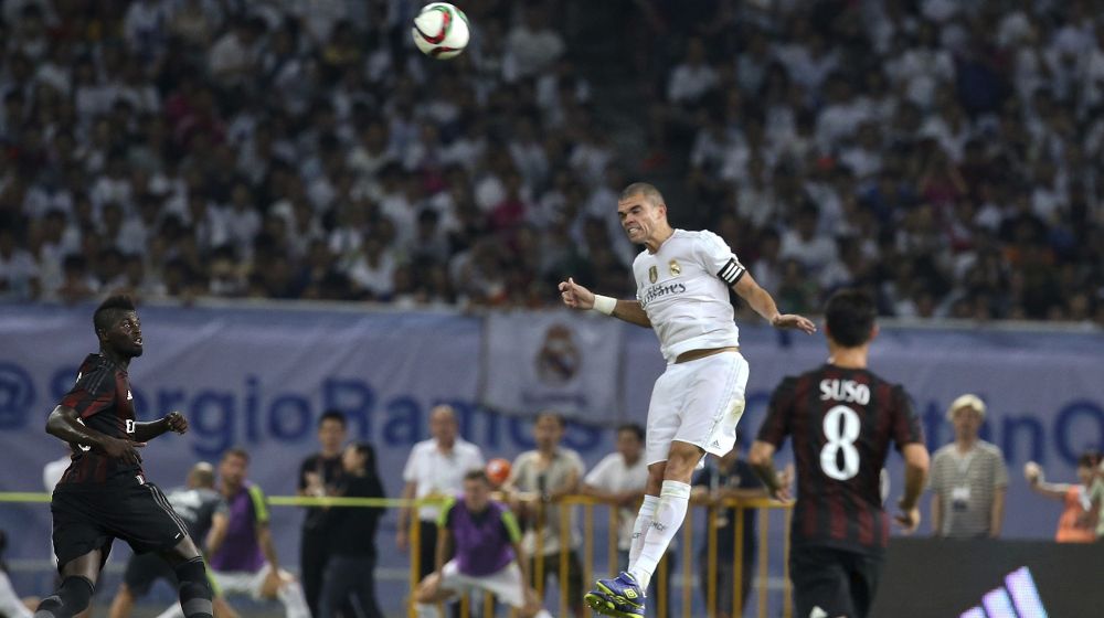 El defensa portugués del Real Madrid Pepe despeja el balón durante el partido amistoso ante el AC Milán.
