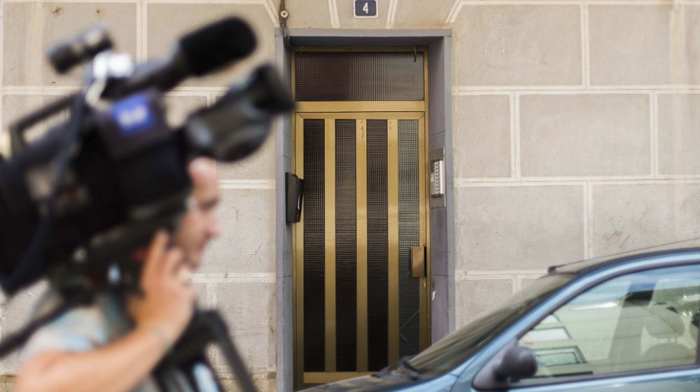 Imagen del portal situado en la calle de los Estudios, de la localidad oscense de Monzón, donde una mujer ha sido detenida como presunta asesina de su compañero sentimental.