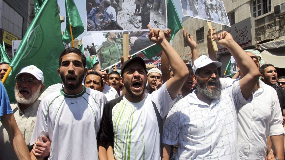 Varios partidarios del movimiento islámico de Jordania se manifiestan tras el rezo del viernes en Amán, Jordania, hoy 31 de julio de 2015, como señal de protesta contra los ataques dirigidos contra la mezquita Al-Aqsa y el asesinato de un niño en Cisjordania. 
