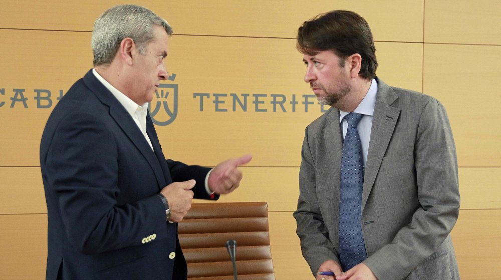 El presidente del Cabildo de Tenerife, Carlos Alonso (d), conversa con el vicepresidente, Aurelio Abreu, antes de comenzar el pleno celebrado hoy