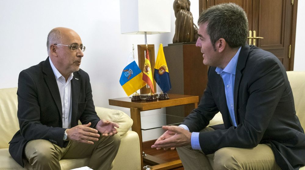 El presidente del Gobierno de Canarias, Fernando Clavijo (d), durante la reunión que mantuvo con el presidente del Cabildo de Gran Canaria, Antonio Morales.