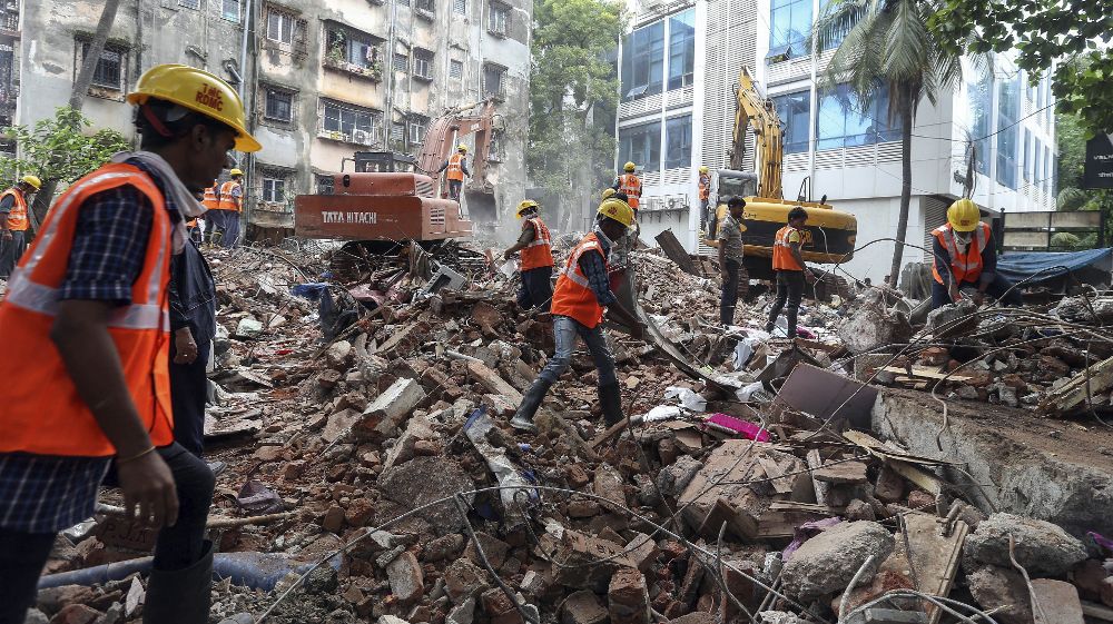 Miembros de los servicios de rescate buscan supervivientes entre los escombros tras el derrumbe de un edificio en Thane (India) hoy, martes 4 de agosto de 2015. 