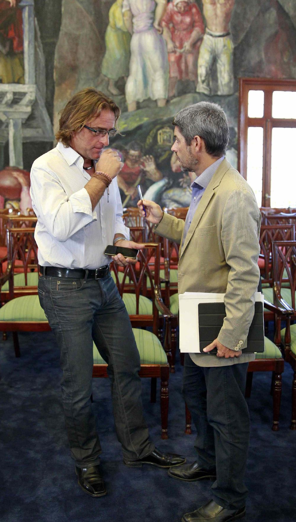 Alberto Bernabé (d), conversa con el productor José Luis Langa.