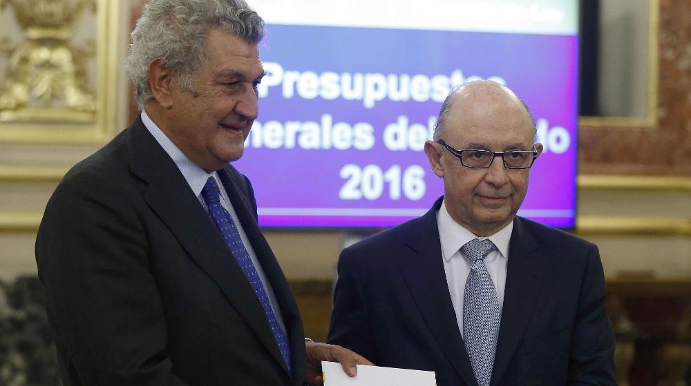 El ministro de Hacienda, Cristóbal Montoro (d), y el presidente de la Cámara Baja, Jesús Posada, durante el acto de presentación de los presupuestos.