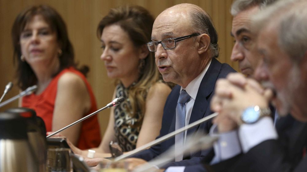 El ministro de Hacienda, Cristóbal Montoro, durante la rueda de prensa ofrecida tras la presentación de los presupuestos generales del Estado 2016.
