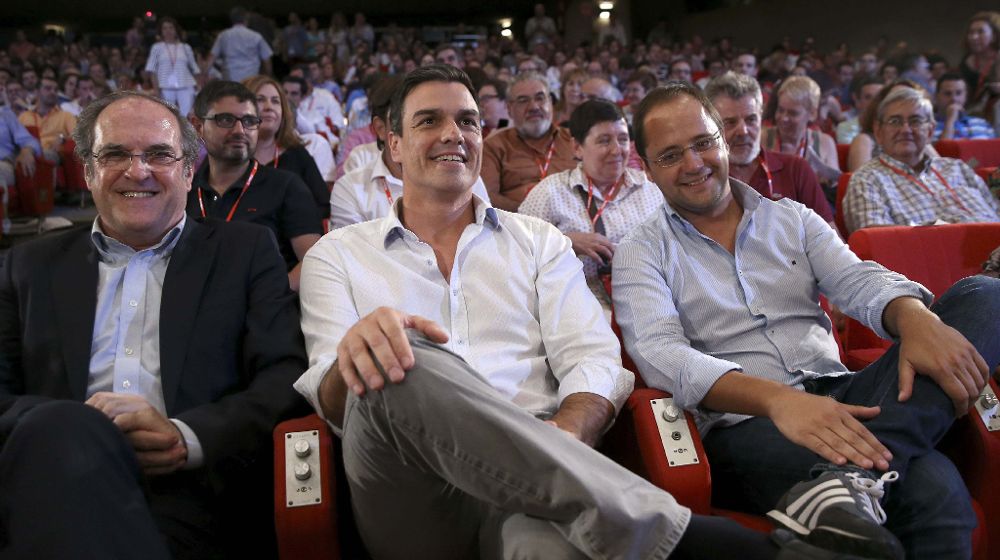 El secretario general del PSOE, Pedro Sánchez, el secretario de Organización, César Luena (d), y el portavoz del PSM en la Asamblea de Madrid, Ángel Gabilondo (i), durante el congreso regional extraordinario del PSM celebrado en Madrid.