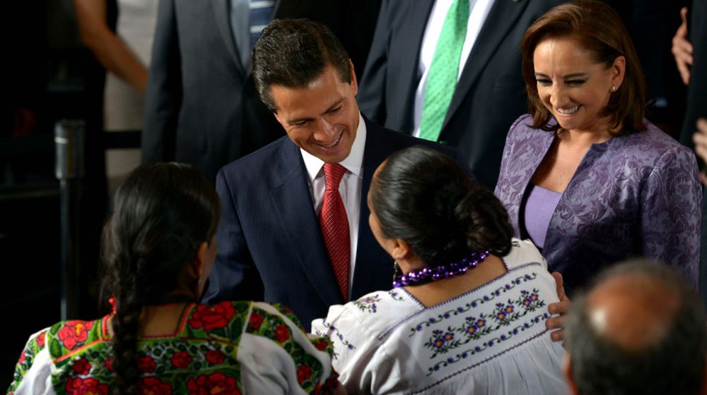 Fotografía cedida por la Presidencia de México que muestra al presidente mexicano, Enrique Peña Nieto (d), durante la ceremonia de lanzamiento de una política de fomento a la gastronomía nacional.