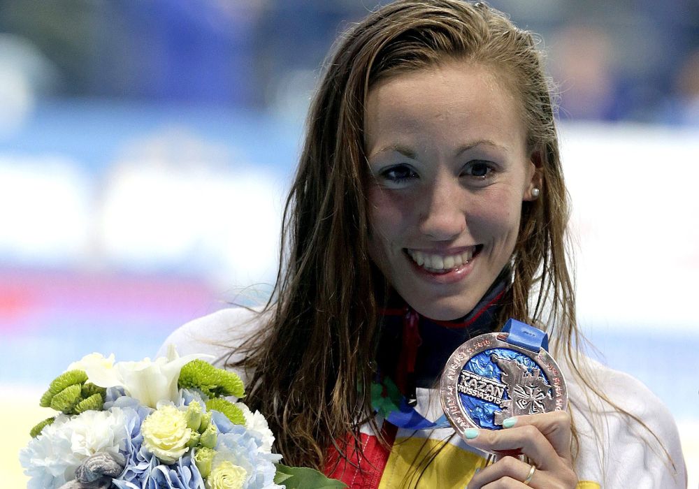 La nadadora española Jessica Vall tras recibir la medalla.
