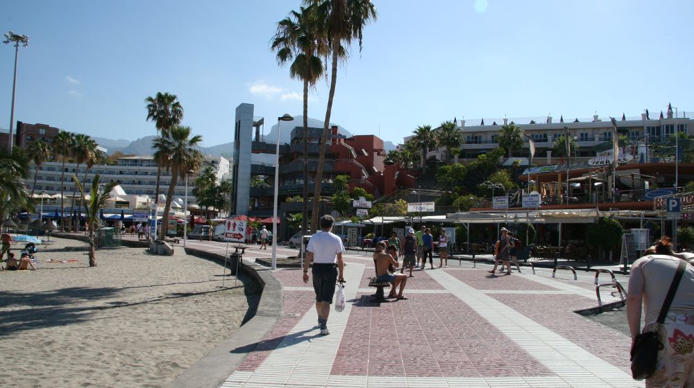 Una zona peatonal de Playa de las Américas, lugar donde se producen la mayoría de los incidentes.P. FUMERO