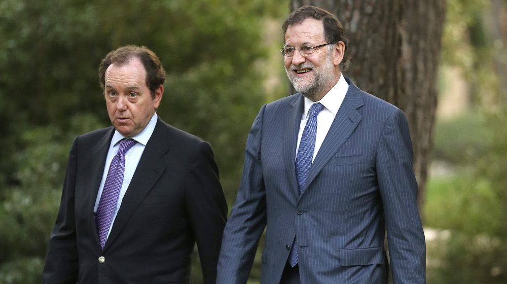 El presidente del Gobierno, Mariano Rajoy, acompañado del jefe de la Casa del Rey, Jaime Alfonsín, se dirige a ofrecer una rueda de prensa tras su reunión con el rey Felipe VI.