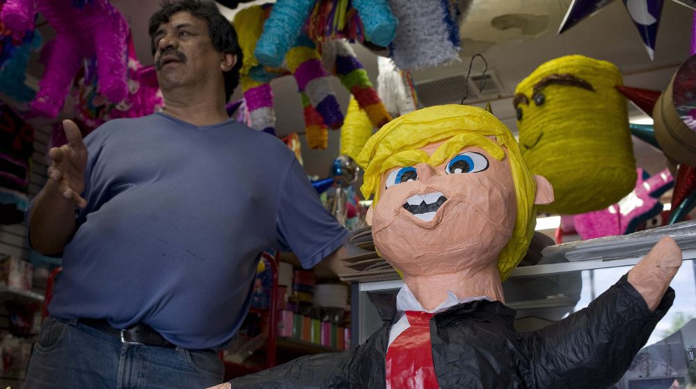El fabricante de piñatas Gustavo Magaña, propietario del negocio familiar Mini Bazar Yamima, dice que en los 14 años que llevan haciendo piñatas, la de Donald Trump es la mas solicitada. 