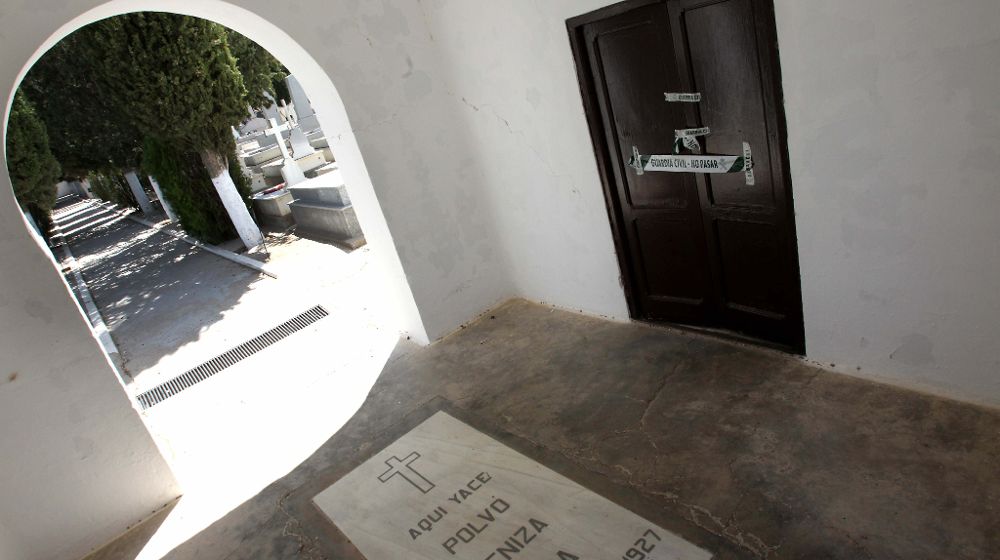 Puerta precintada por la Guardia Civil de la capilla del cementerio municipal.